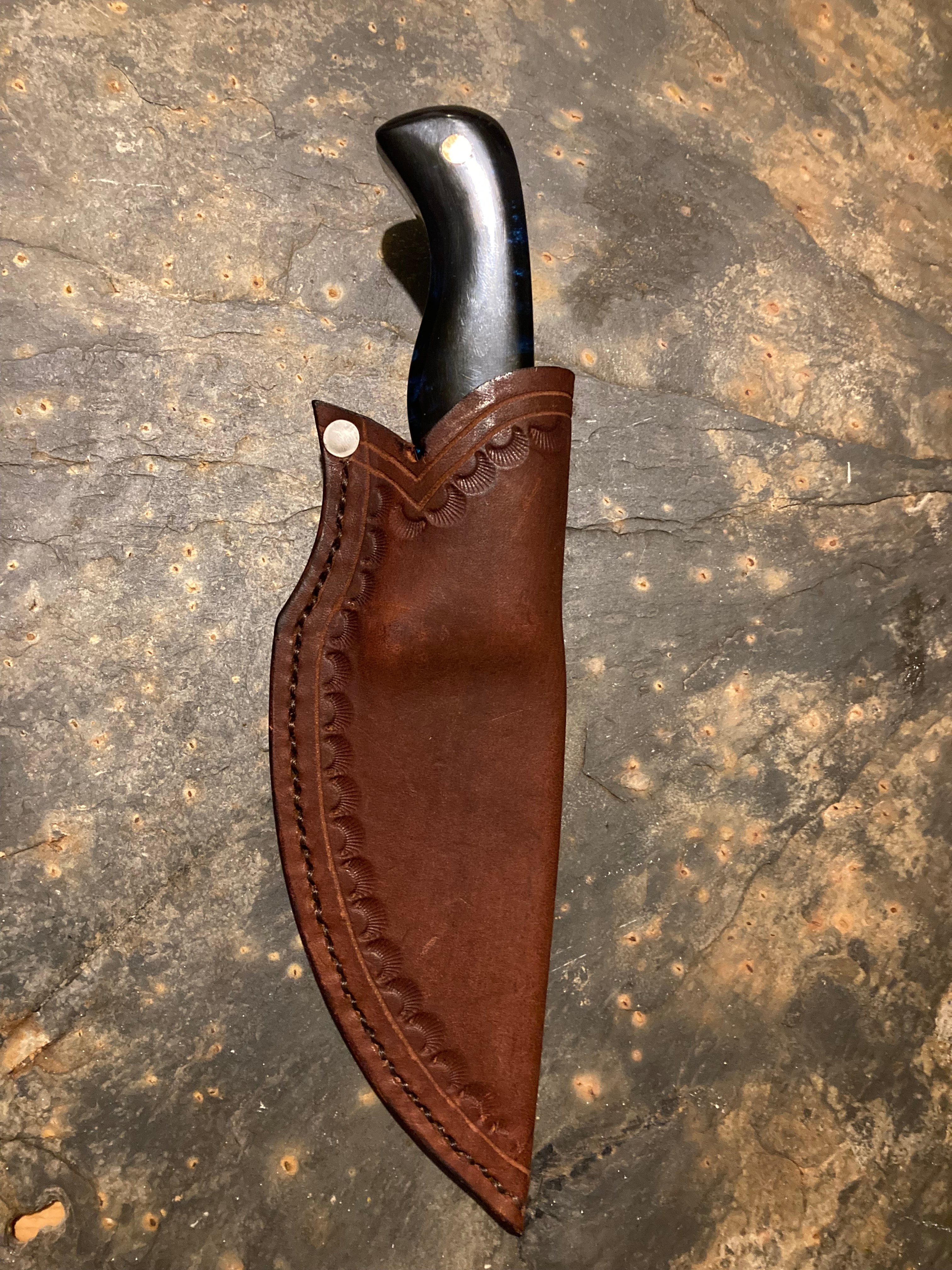 Straight Back Hunting Knife - Sheath included